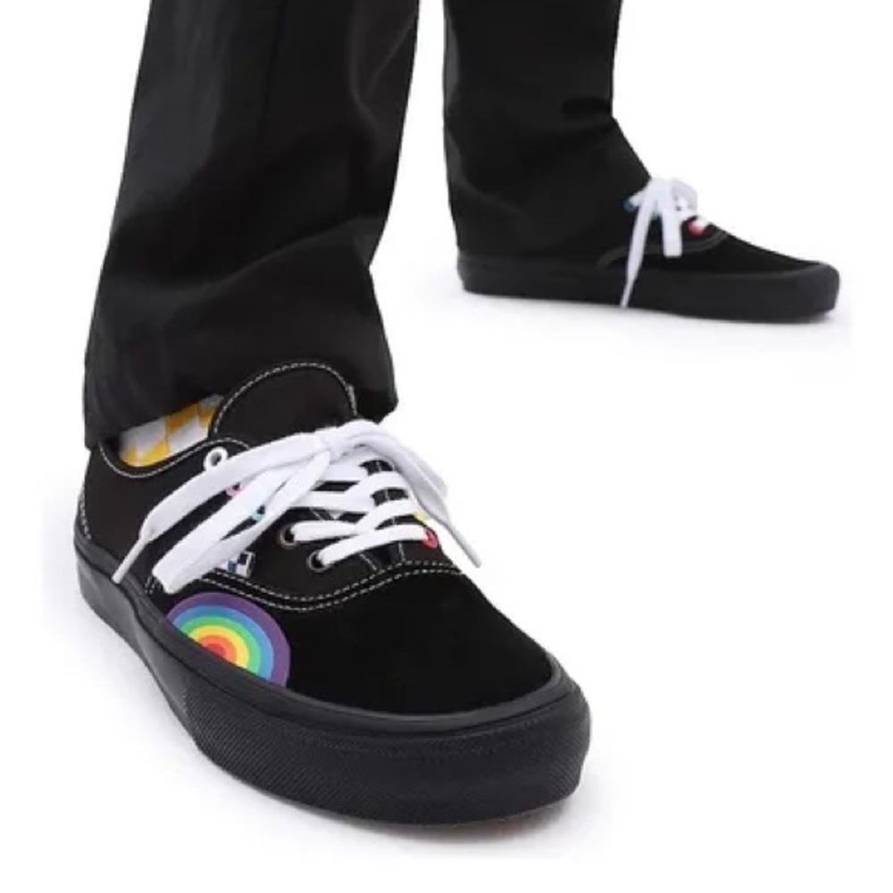 Vans
Skate Authentic "Pride" sneakers Black Low-Top Sneakers with Rainbow D